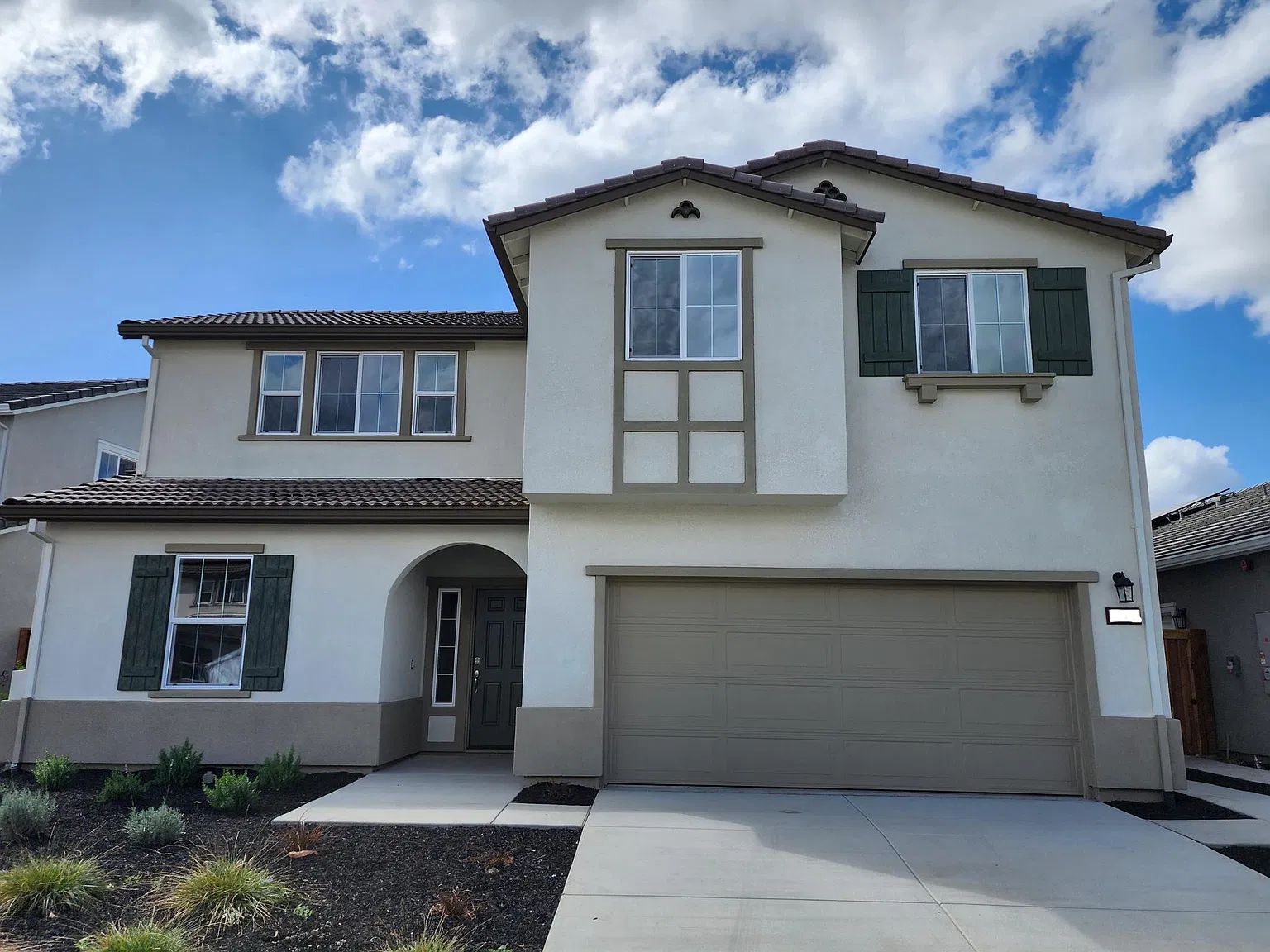 5 bed, 2537 sqft, $3,300 — Photo 1