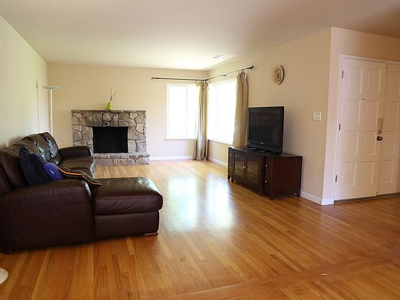 3rd image of 1382 Pointe Claire Dr