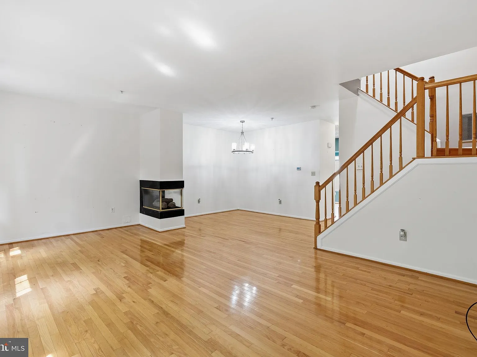3 bed, 4.0 bath, 2302 sqft, $3,200 — Photo 4