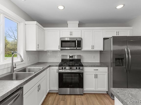 3rd image of 726 S Lincoln St
