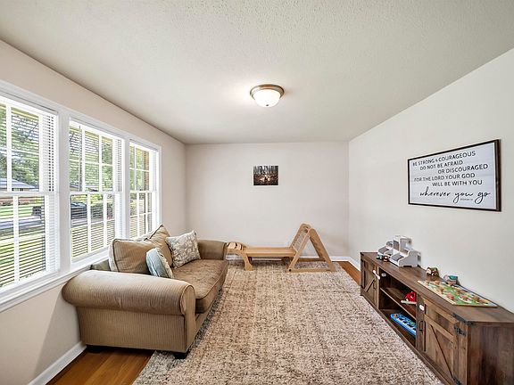 5th image of 2126 Woodtrail Dr