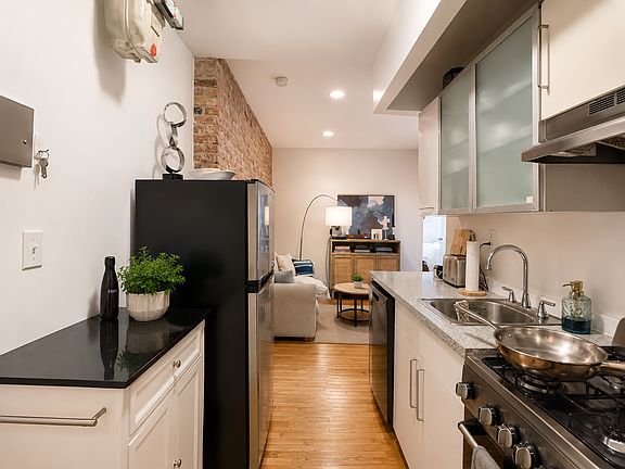 3rd image of 8 Rivington St APT 6