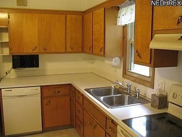 3rd image of 136 Ashwood Dr