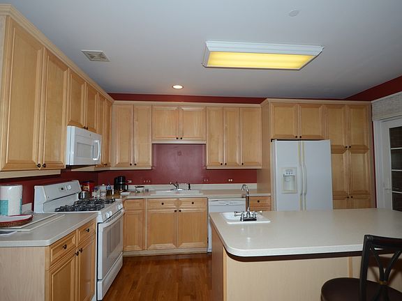 Note extra sink in island.