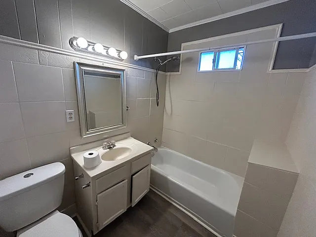 1126 E Houston St — Photo 3