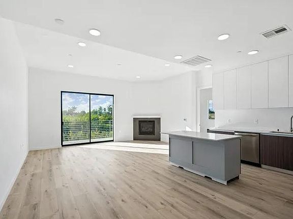 4th image of 4707 Fulton Ave #404