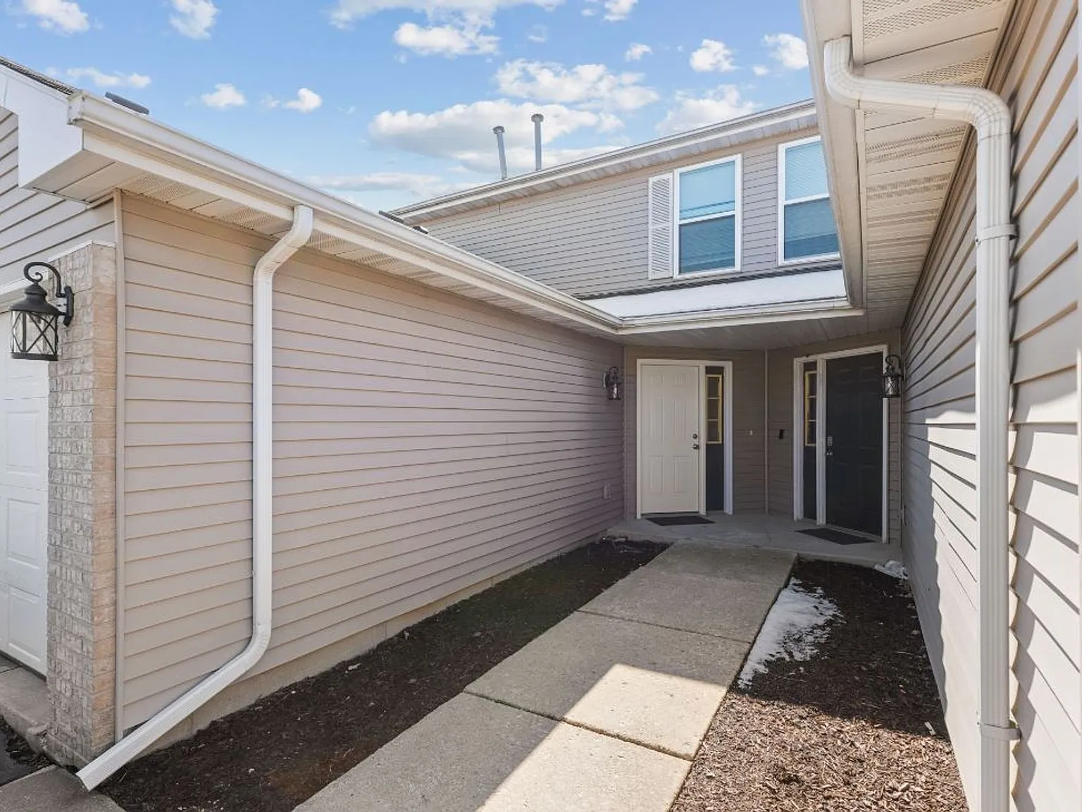 Rockford Townhomes East — Photo 2
