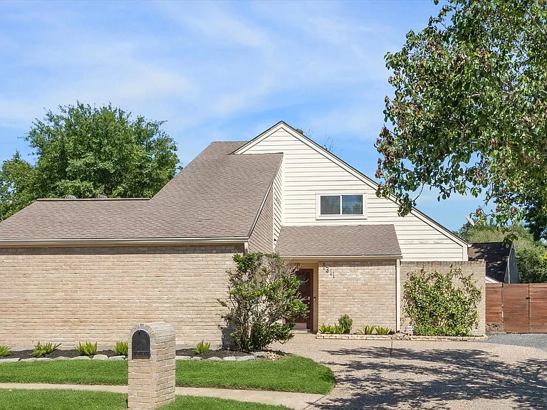 1311 Ambergate Dr — Photo 2