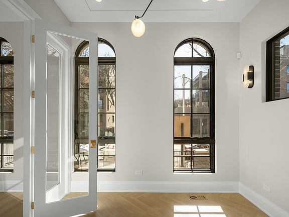 4th image of 1344 W Wrightwood Ave #1