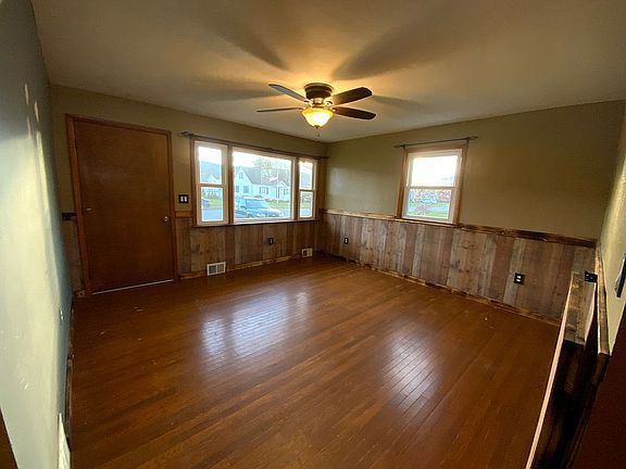 4th image of 1121 Elm St