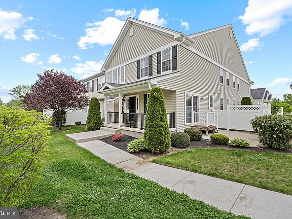 2nd image of 807 Lexington Mews