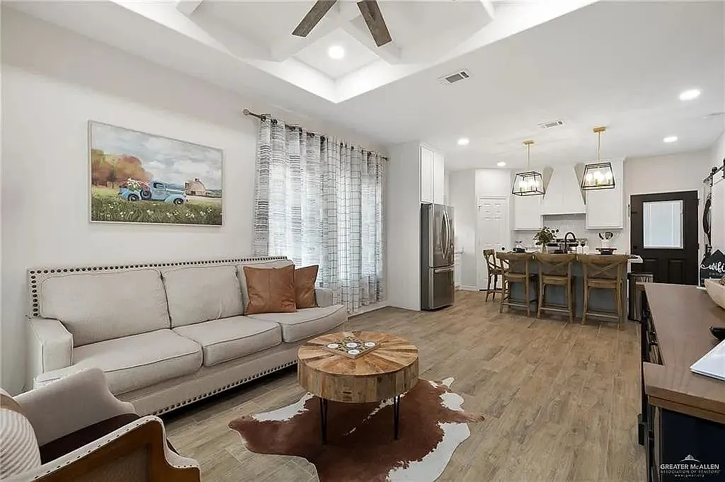 3 bed, $1,275 — Photo 1