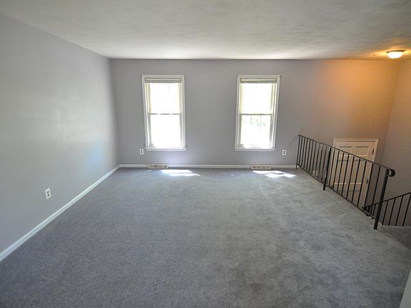 3rd image of 4612 Sanders Dr NE