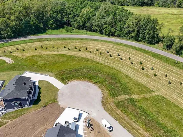 4 Yellow Rock Rd NE, Iowa City, IA 52240