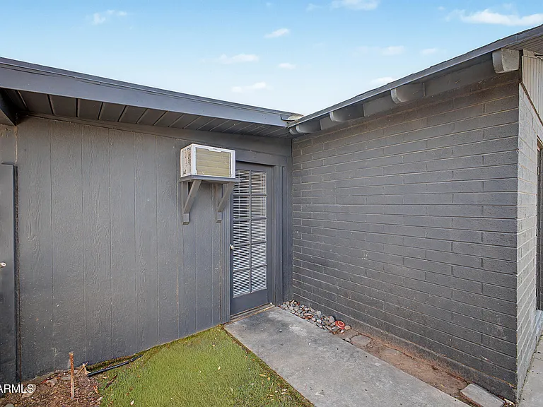 317 N Elm St — Photo 37