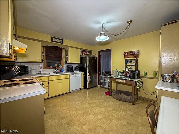 3rd image of 686 Forestridge Dr