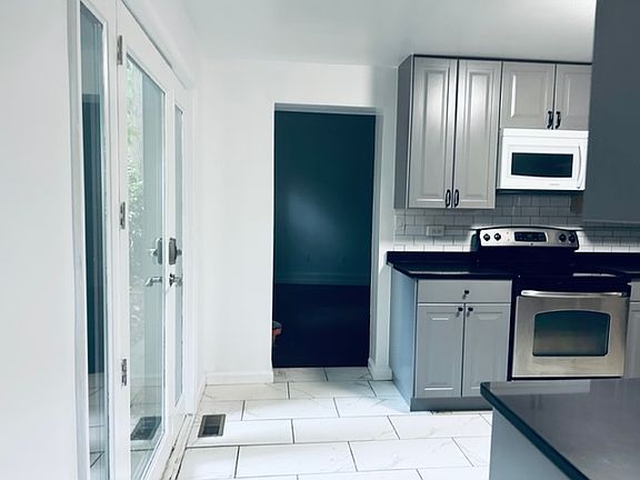 5th image of 135 Rochelle Ave #1