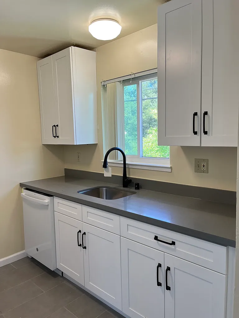 220 College Ave APT F photo 1