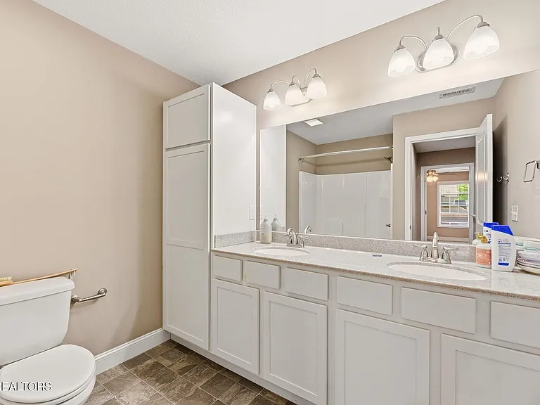 1635 Silver Spur Ln — Photo 17