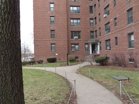 2nd image of 11250 Northern Blvd APT 4E