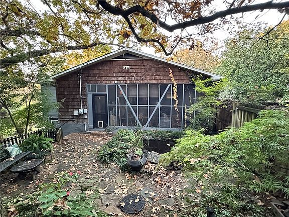 4th image of 1111 N Valley View Dr