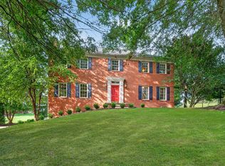 302 Crystal Lake Ln, Coraopolis, PA 15108