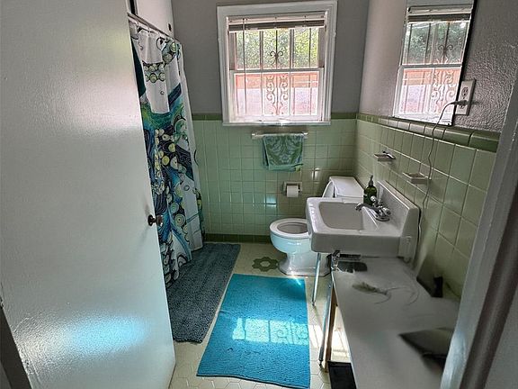 3rd image of 318 Vermont Ave