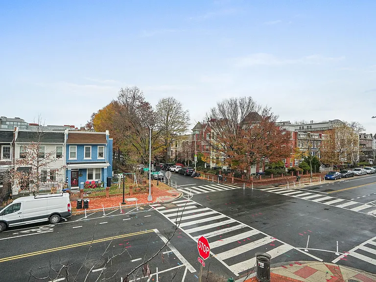 235 F St NE — Photo 2