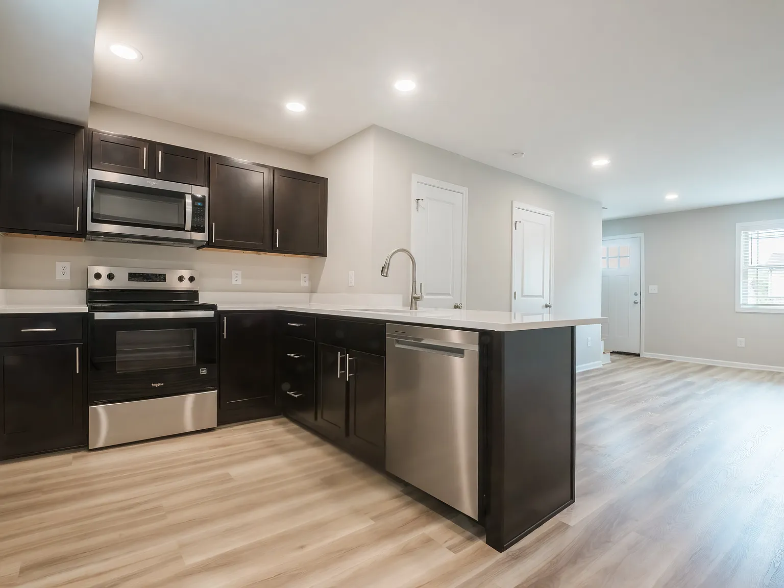 2 bed, 1.5 bath, 905 sqft, $1,300 — Photo 3