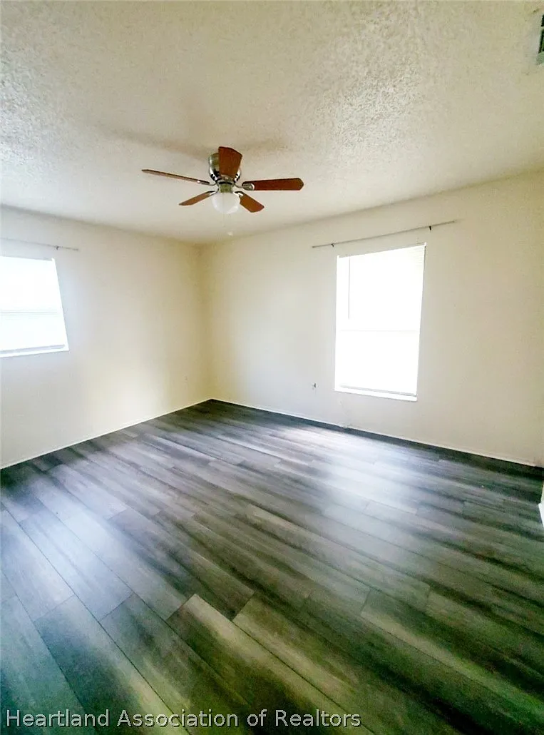 3 bed, 1.5 bath, 1008 sqft, $1,250 — Photo 2