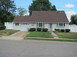 18 Texas Ct, Syosset, NY 11791