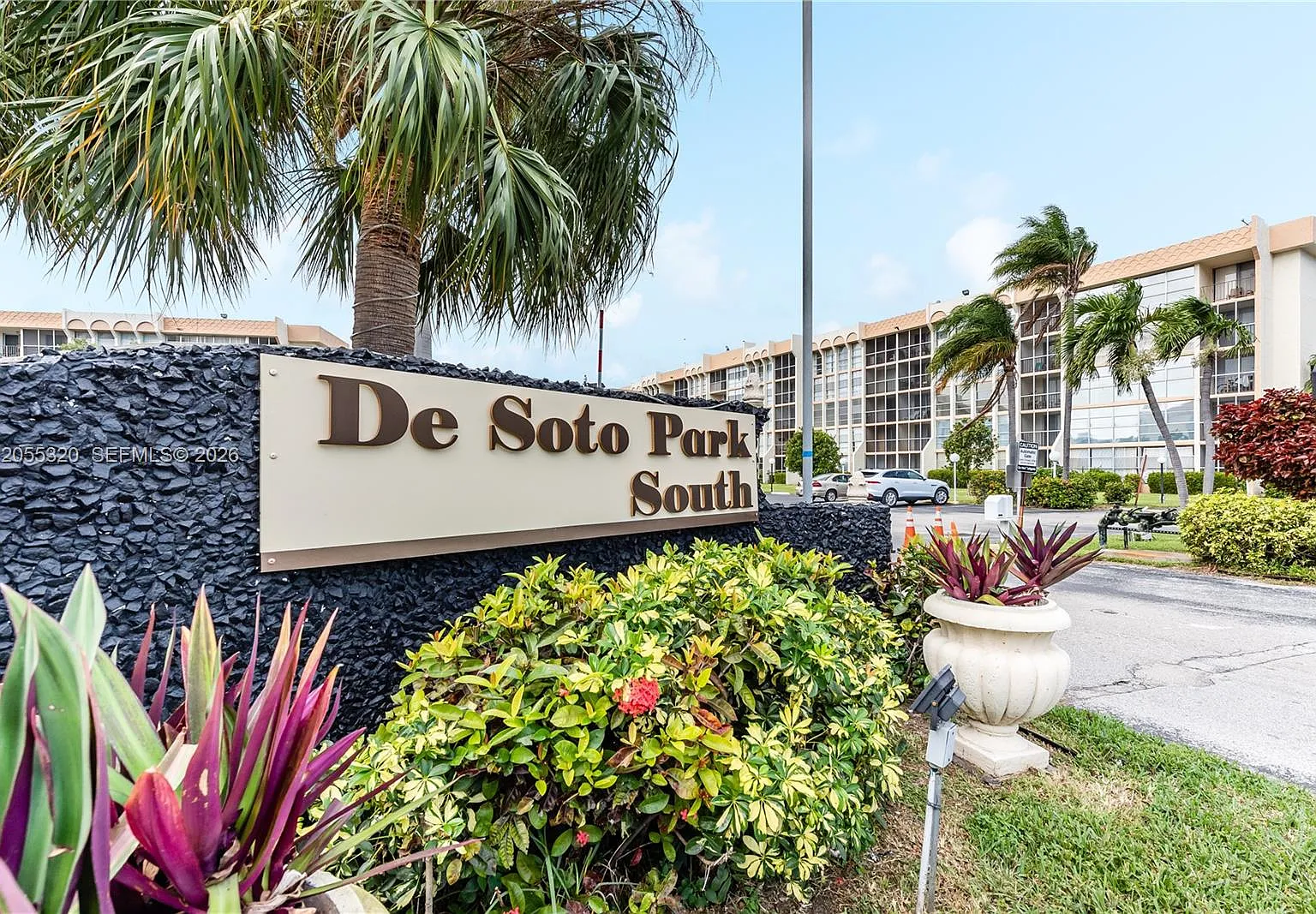De Soto Park Condo — Photo 1