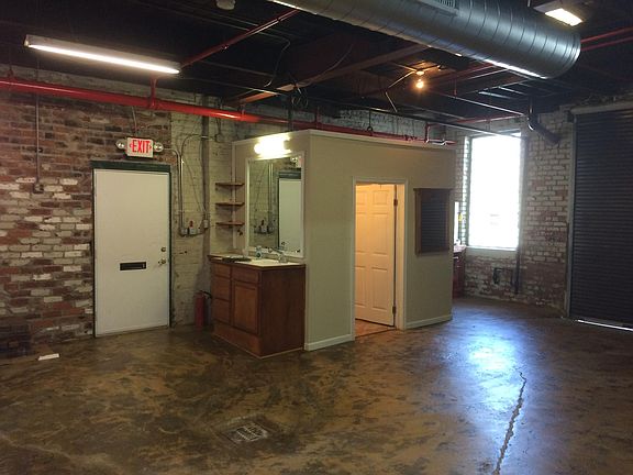 4th image of 1113 W Clay St