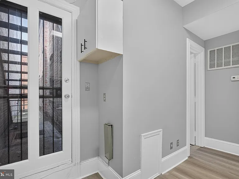 705 8th St SE #200 — Photo 14
