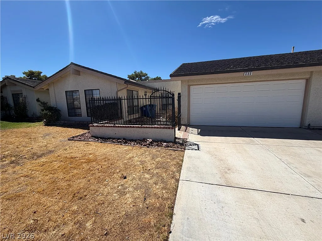 3 bed, 2.0 bath, 1717 sqft, $1,690 — Photo 2