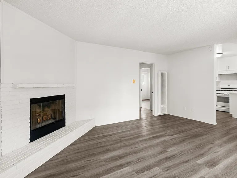 814 E Grand Ave #5 — Photo 3