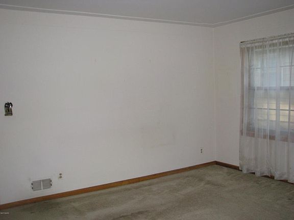 5th image of 1230 Carlton Ave NE