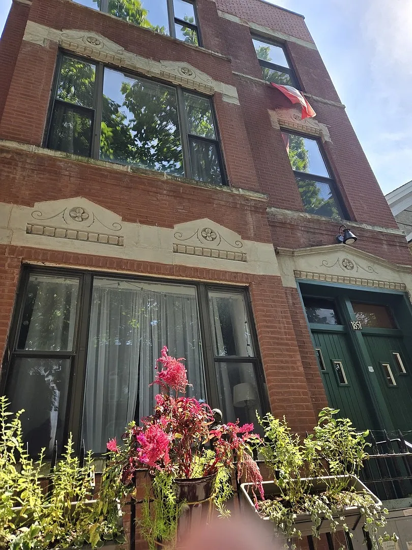Building Photo - N Hoyne Ave