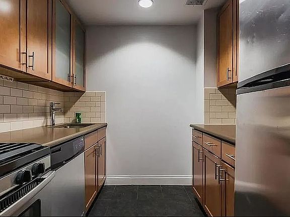 5th image of 327 E 101st St APT 6F