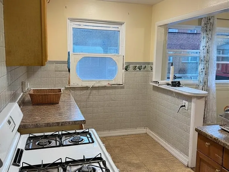 6414 Akron St — Photo 4
