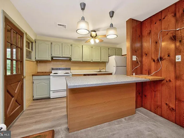 221 Hillside Dr — Photo 6