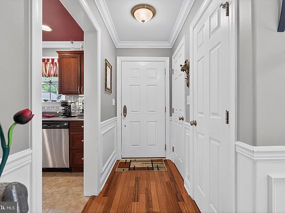 5th image of 408 Pin Oak Ct