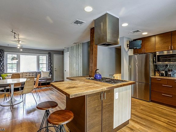 4th image of 325 Meeker St