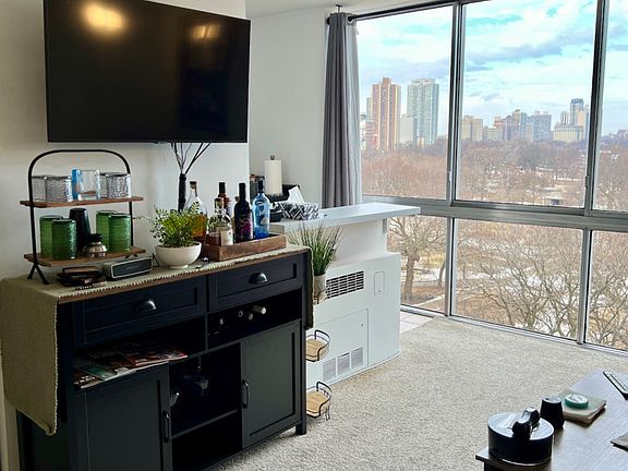 3rd image of 1555 N Dearborn Pkwy APT 8C