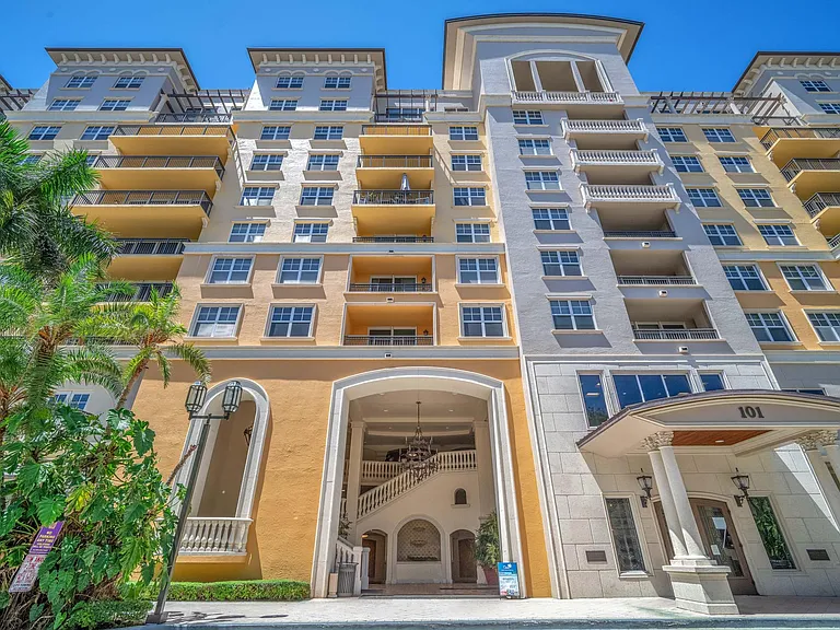 Royal Palm Apartments — Photo 6