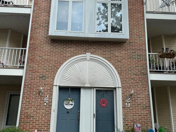 27 Natalie Ct, Levittown, PA 19057