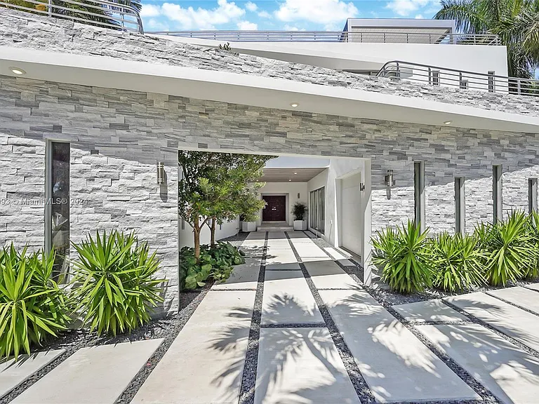 5910 N Bayshore Dr — Photo 1