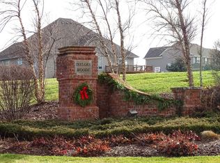 W218N5535 Taylors Woods Dr, Menomonee Falls, WI 53051