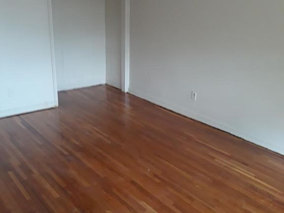 4th image of 814 E 234th St