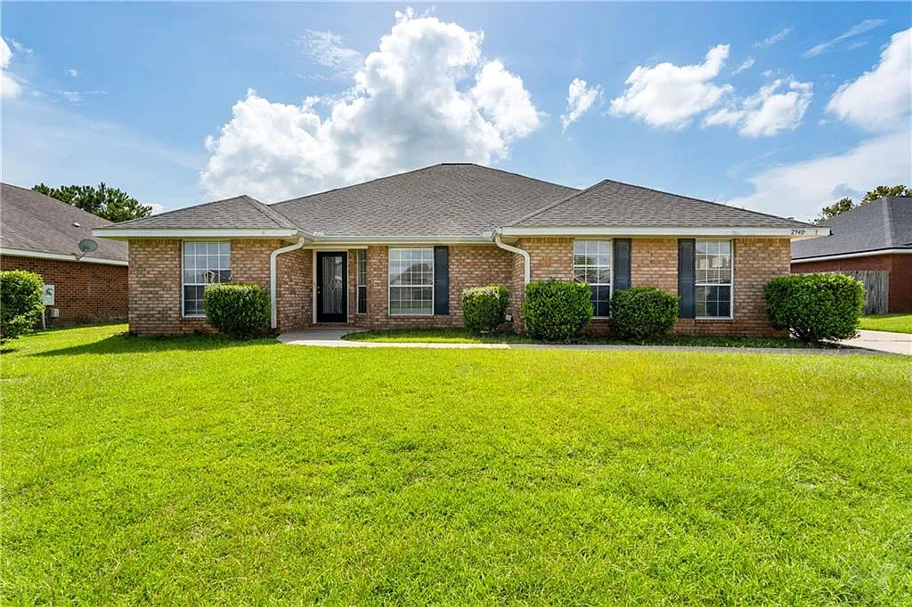 4 bed, 2.0 bath, 1968 sqft, $2,200 — Photo 1